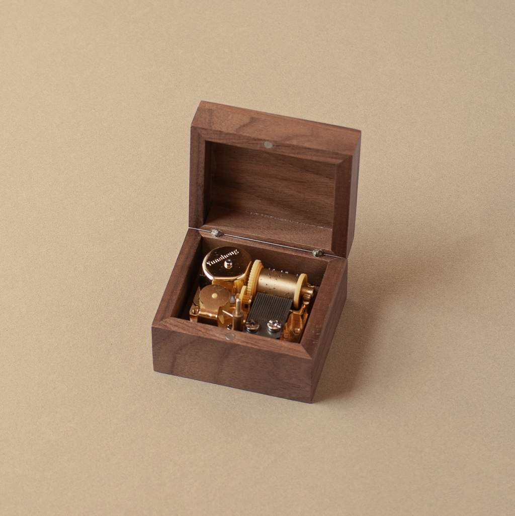 Caja de música pequeña de madera de nogal Harold